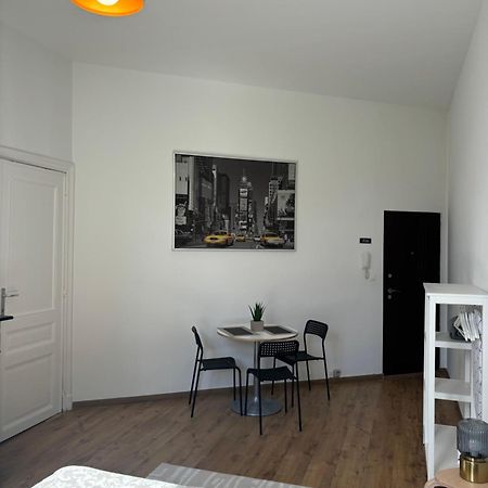 Studio Issa Brussels Luaran gambar