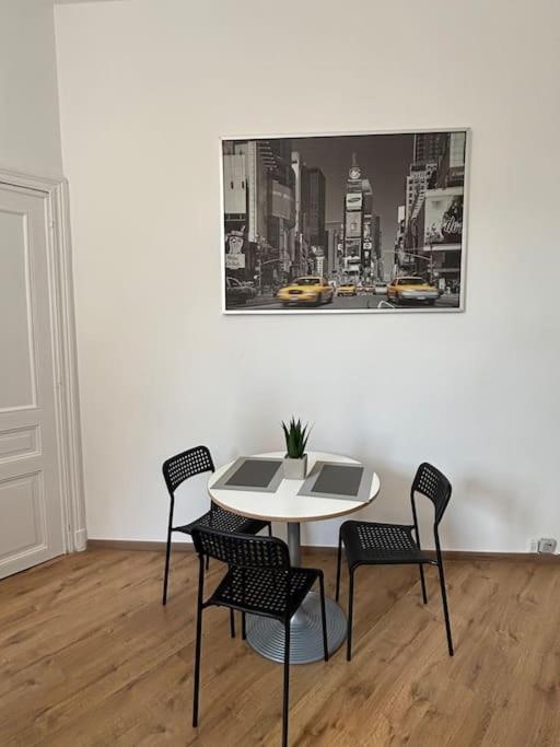 Studio Issa Brussels Luaran gambar