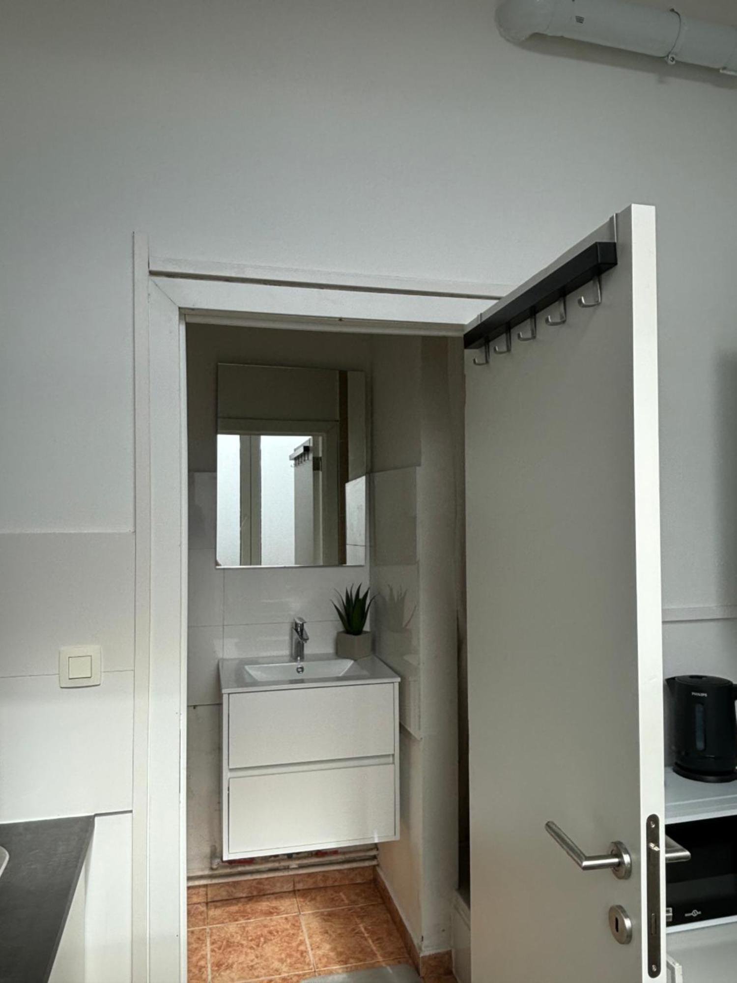 Studio Issa Brussels Luaran gambar