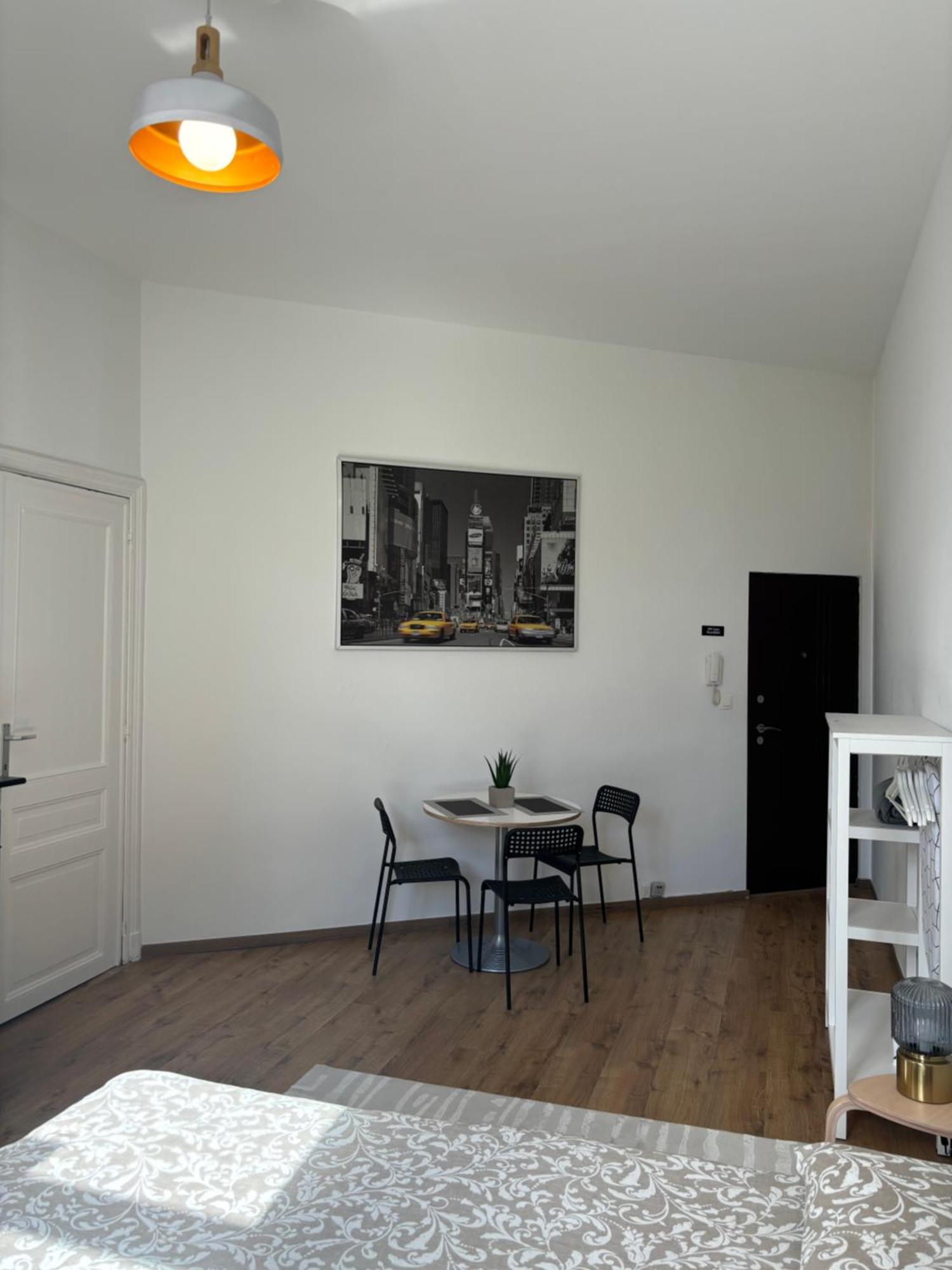 Studio Issa Brussels Luaran gambar