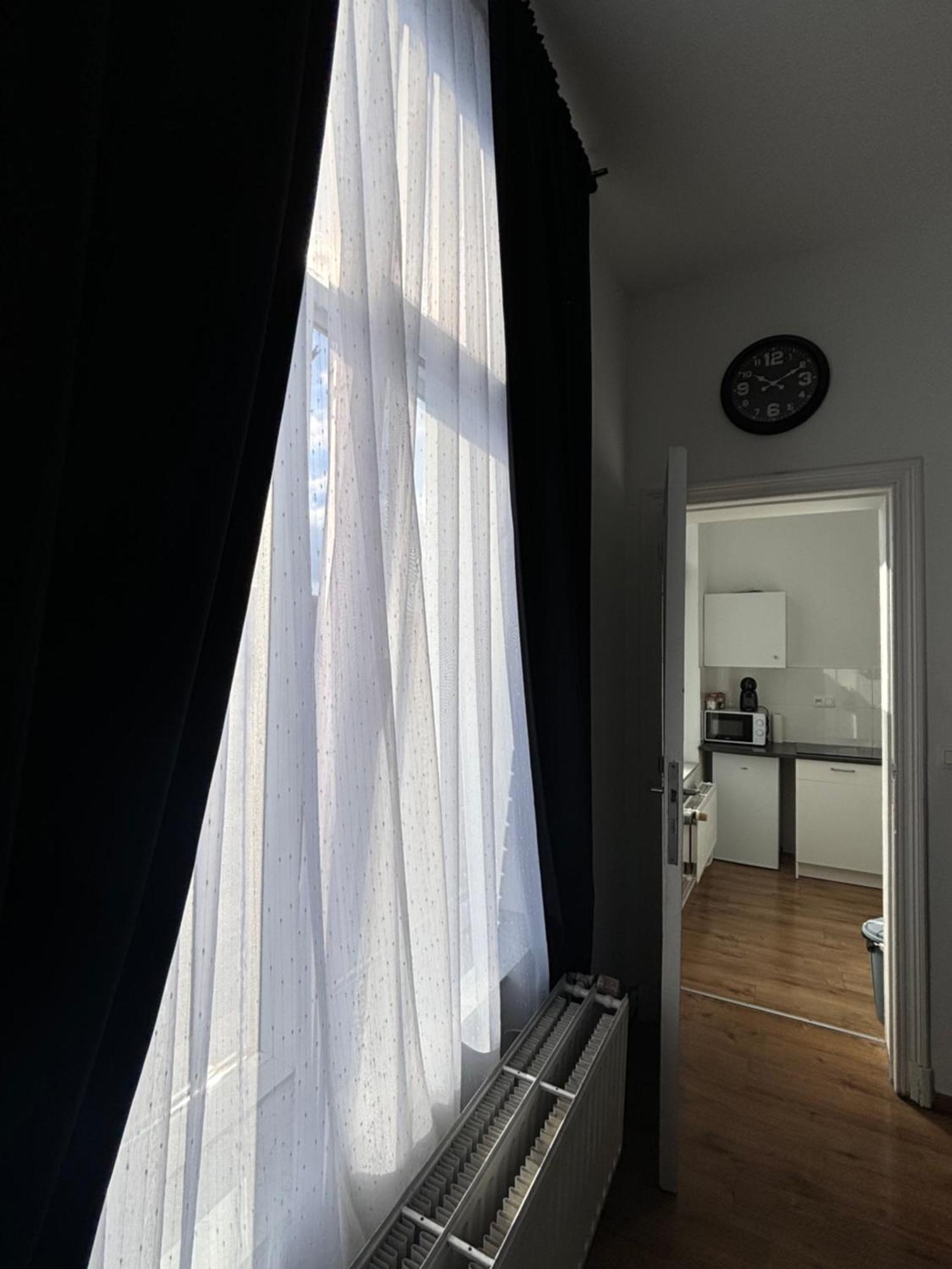 Studio Issa Brussels Luaran gambar